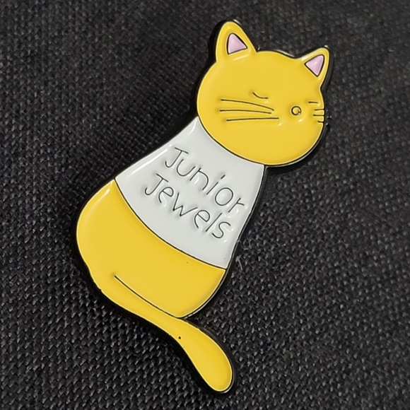 Swiftie Fan Cat With Junior Jewels Taylor Swift Video Tee Enamel Pin - Picture 8 of 10